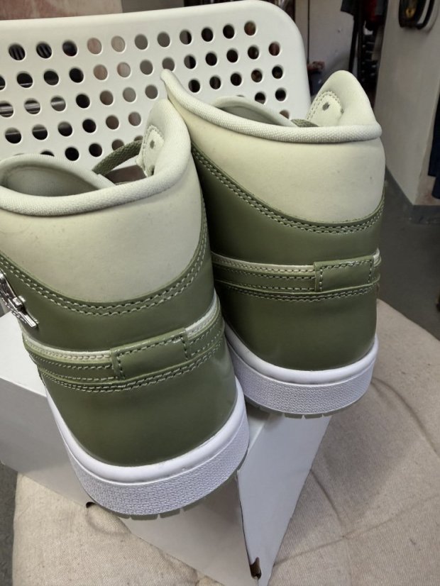 Nike AIR JORDAN 1 MID SE