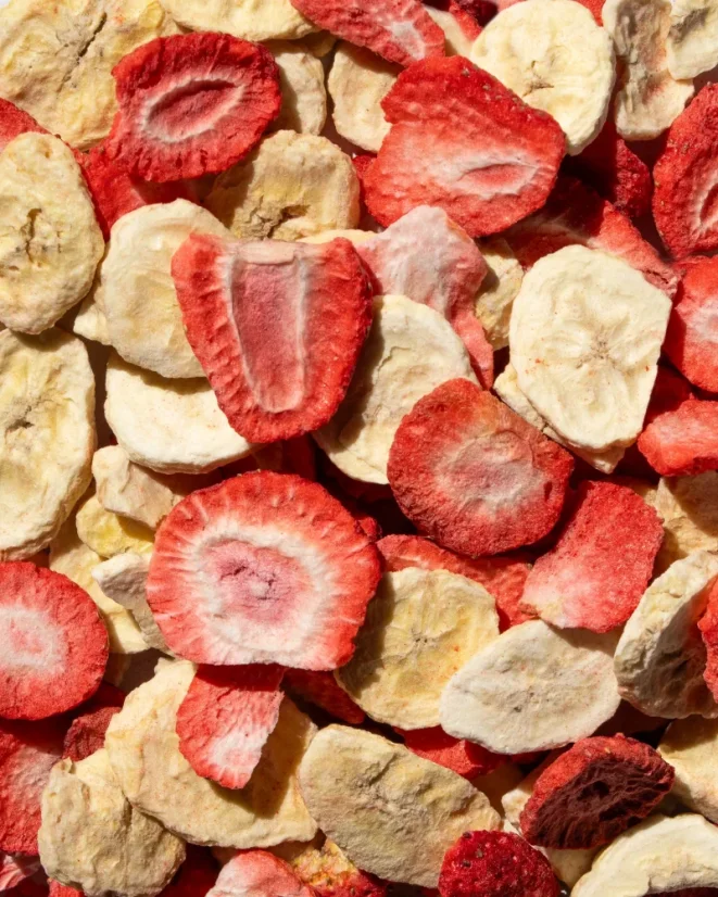 Mix lyofilizovaných jahod a banánů ⁠–⁠ kombo snídańového ovoce, 100 % mrazem sušené pro zachování nutrientů, křupe a chutná jako čerstvé