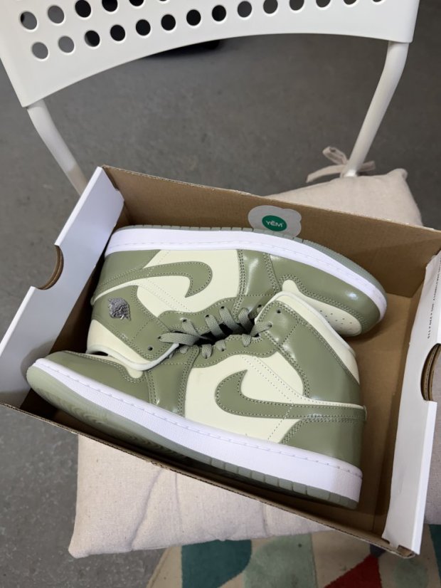 Nike AIR JORDAN 1 MID SE