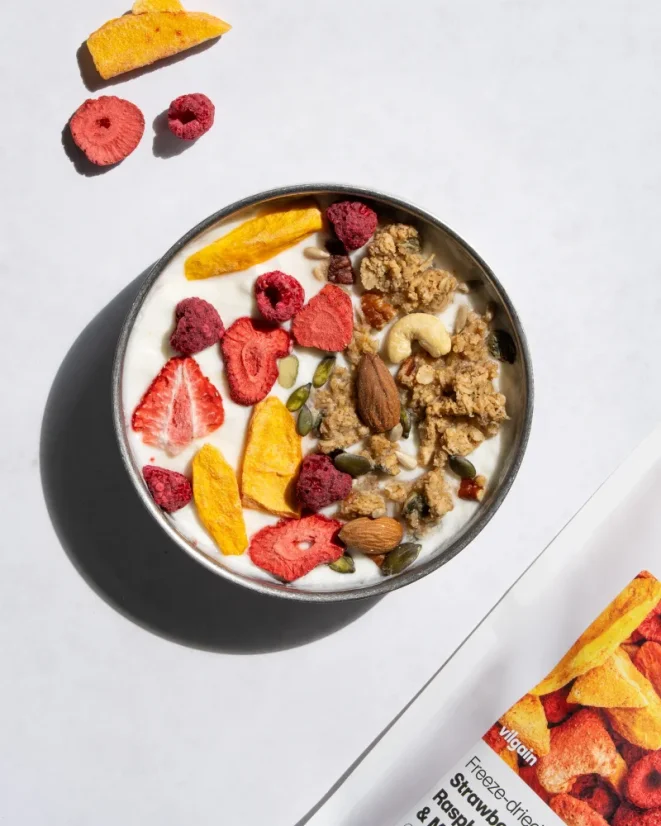 Mix lyofilizovaných jahod, malin a manga ⁠–⁠ kombo letního ovoce, 100 % mrazem sušené pro zachování nutrientů, křupe a chutná jako čerstvé