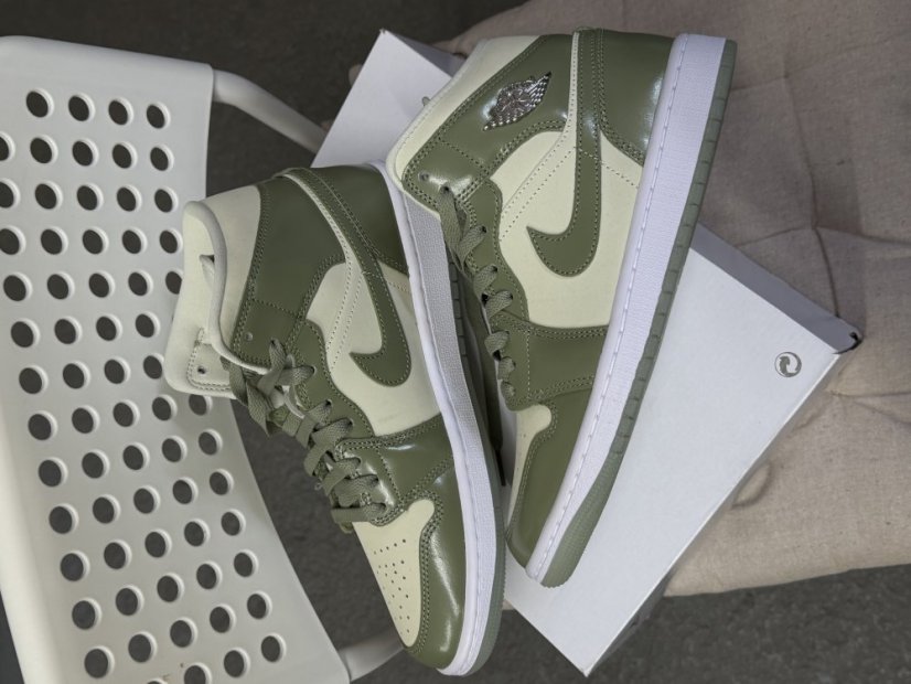 Nike AIR JORDAN 1 MID SE